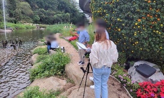 수변 공원에서 삼각대 마이크로 대화를 녹음하는 현장
